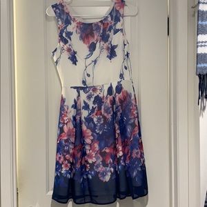 Beautiful floral dress size small brand new